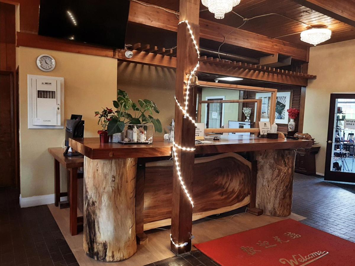 Grizz Hotel Revelstoke Eksteriør billede