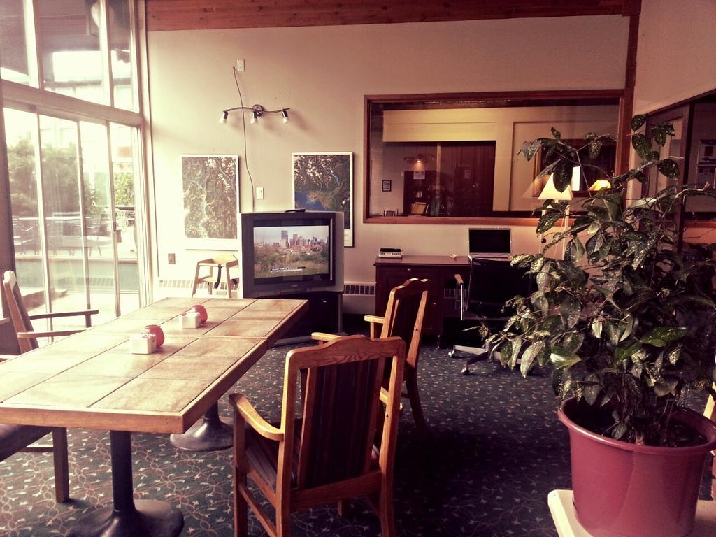 Grizz Hotel Revelstoke Eksteriør billede